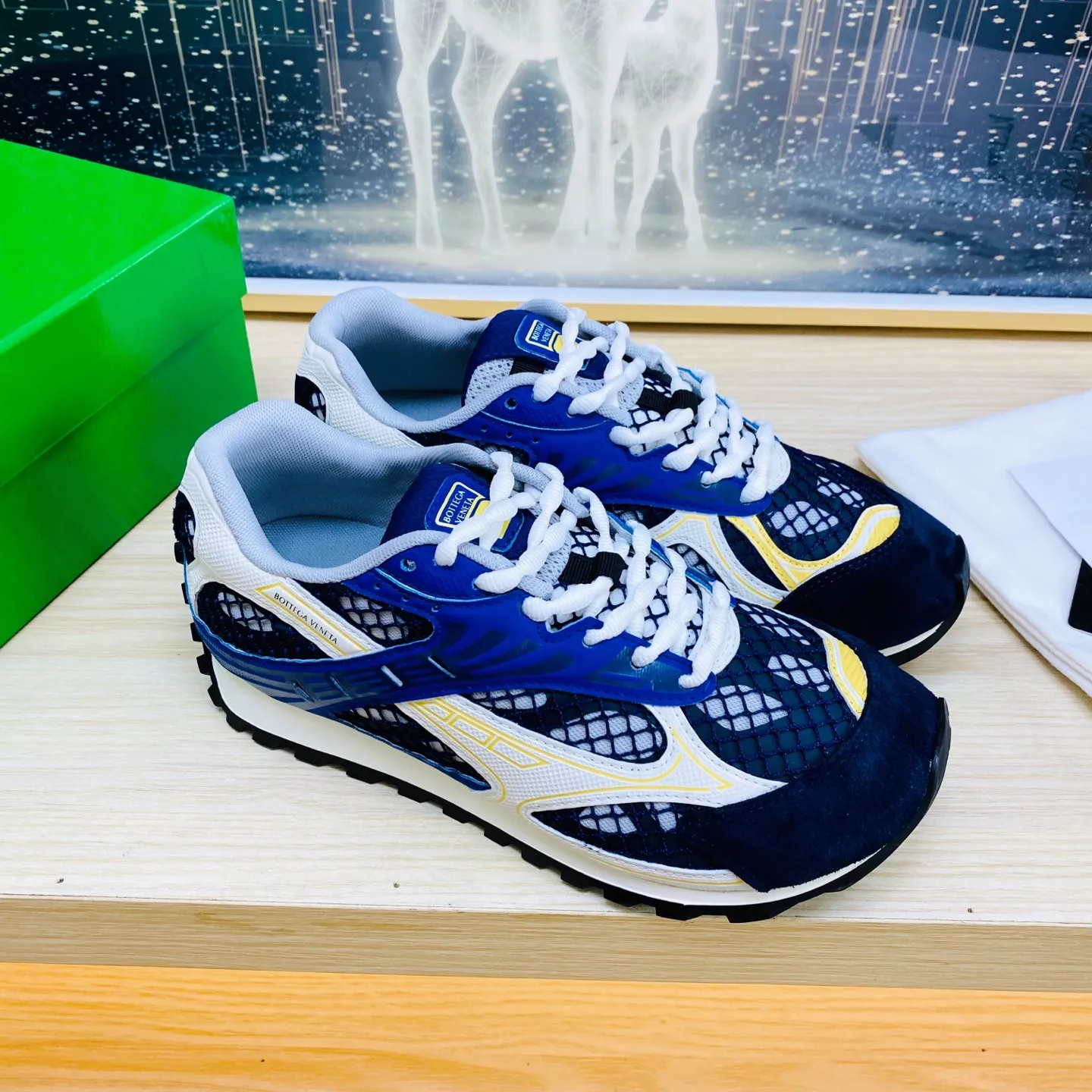 p620🐮🐮High-end version, the original 1:1 couple style new model is on the shelves🔥BV Orbit sneakers Wang Yibo's same style couple's Dad Runner sneakers, made of lightweight technical mesh fabric. Features a geometric patterned rubber outsole. The outsole is made of color-blocked TPU outsole. Size: women’s shoes 35-40, men’s shoes 39-45.